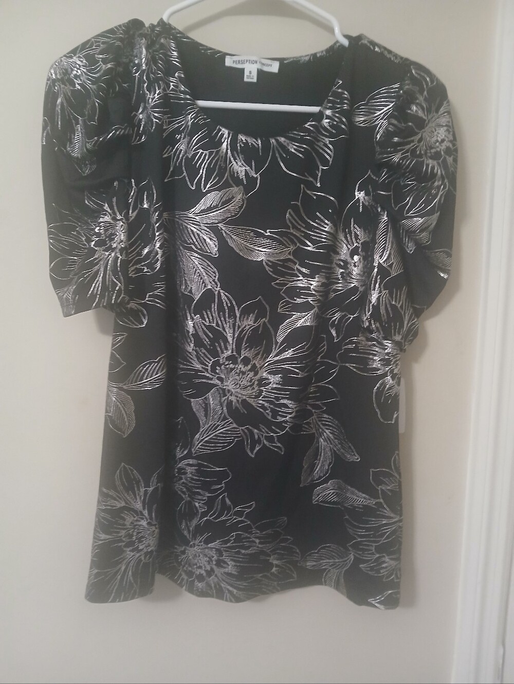 Nwt Perceptions Black Floral Short-Sleeve Women's Top